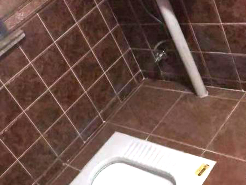 廁所瓷磚美縫：準(zhǔn)備好施工工具，將瓷磚隙內(nèi)的臟污清理干凈，建議縫隙在1.5到2mm深度合適?？p隙清理干凈后， 擰開管蓋裝上混合管安裝好膠槍，舍棄掉前端40cm 不可用的預(yù)留料，沿著縫隙均勻打出 美縫劑（先豎后橫），可用刮板或者壓縫 鋼球、手指套沿著縫隙壓出 U型面！靜等2到3個(gè)小時(shí) 固化后用清縫鏟刀輔助清理 縫隙邊緣余料！