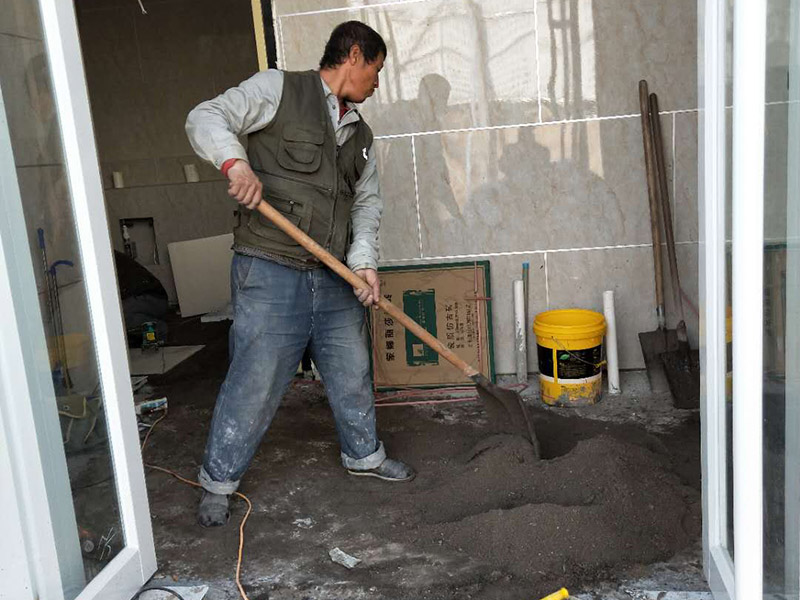 公廁貼磚維修：基層處理：應全部清理墻面上的各類污物，打掃干凈現(xiàn)場，特別是腳落里。 批墻、墻面找平：用泥刀先批墻，后用水泥漿找平。這個工序很重要，確保底子平，防止貼后空鼓。 刷防水涂料：墻面要刷防水涂料，防止貼后浸水，一般高度不低于1.8米，刷的時候會稍高一些。 找水平基準線：根據(jù)設計鋪貼圖樣的要求，確定排磚方案，用墨斗彈線，以減少施工損耗。 粘結劑上墻：把剛剛攪拌好的粘結劑漿料均勻的刮到墻上。 瓷磚上墻將經(jīng)過預先清潔的瓷磚平整地鋪貼在粘結劑漿料基層上，使用橡膠錘將瓷磚拍實鋪平。施工過程中，可小幅度轉(zhuǎn)動瓷磚，使?jié){料與瓷磚背面充分接觸。專家建議在鋪貼時，隨機取下已鋪貼于基層上的瓷磚作檢查。確保漿料與瓷磚背面的充分接觸。 留縫大小調(diào)整根據(jù)瓷磚的尺寸，在磚與磚之間預留相應尺寸的縫隙留待嵌縫?？捎醚篮灥认裙潭ǎ辰Y劑具有一定的可調(diào)整性，可對留縫的大小進行調(diào)整。