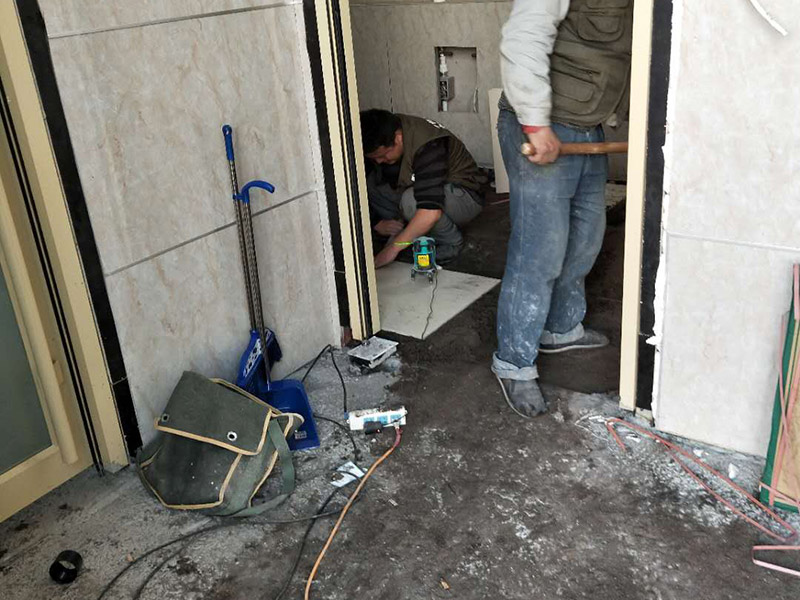 公廁貼磚維修：基層處理：應全部清理墻面上的各類污物，打掃干凈現(xiàn)場，特別是腳落里。 批墻、墻面找平：用泥刀先批墻，后用水泥漿找平。這個工序很重要，確保底子平，防止貼后空鼓。 刷防水涂料：墻面要刷防水涂料，防止貼后浸水，一般高度不低于1.8米，刷的時候會稍高一些。 找水平基準線：根據(jù)設計鋪貼圖樣的要求，確定排磚方案，用墨斗彈線，以減少施工損耗。 粘結劑上墻：把剛剛攪拌好的粘結劑漿料均勻的刮到墻上。 瓷磚上墻將經(jīng)過預先清潔的瓷磚平整地鋪貼在粘結劑漿料基層上，使用橡膠錘將瓷磚拍實鋪平。施工過程中，可小幅度轉(zhuǎn)動瓷磚，使?jié){料與瓷磚背面充分接觸。專家建議在鋪貼時，隨機取下已鋪貼于基層上的瓷磚作檢查。確保漿料與瓷磚背面的充分接觸。 留縫大小調(diào)整根據(jù)瓷磚的尺寸，在磚與磚之間預留相應尺寸的縫隙留待嵌縫?？捎醚篮灥认裙潭?，粘結劑具有一定的可調(diào)整性，可對留縫的大小進行調(diào)整。