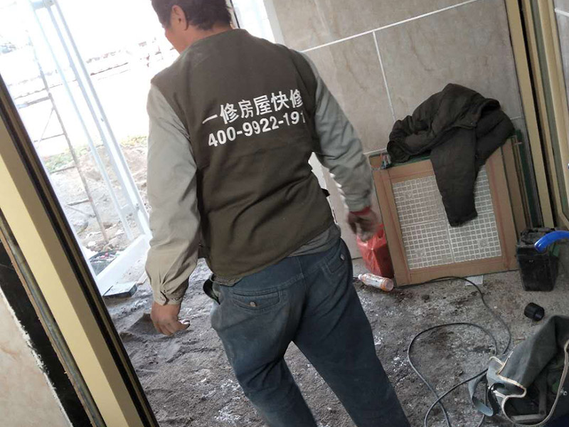 公廁貼磚維修：基層處理：應全部清理墻面上的各類污物，打掃干凈現(xiàn)場，特別是腳落里。 批墻、墻面找平：用泥刀先批墻，后用水泥漿找平。這個工序很重要，確保底子平，防止貼后空鼓。 刷防水涂料：墻面要刷防水涂料，防止貼后浸水，一般高度不低于1.8米，刷的時候會稍高一些。 找水平基準線：根據(jù)設計鋪貼圖樣的要求，確定排磚方案，用墨斗彈線，以減少施工損耗。 粘結劑上墻：把剛剛攪拌好的粘結劑漿料均勻的刮到墻上。 瓷磚上墻將經(jīng)過預先清潔的瓷磚平整地鋪貼在粘結劑漿料基層上，使用橡膠錘將瓷磚拍實鋪平。施工過程中，可小幅度轉(zhuǎn)動瓷磚，使?jié){料與瓷磚背面充分接觸。專家建議在鋪貼時，隨機取下已鋪貼于基層上的瓷磚作檢查。確保漿料與瓷磚背面的充分接觸。 留縫大小調(diào)整根據(jù)瓷磚的尺寸，在磚與磚之間預留相應尺寸的縫隙留待嵌縫?？捎醚篮灥认裙潭ǎ辰Y劑具有一定的可調(diào)整性，可對留縫的大小進行調(diào)整。