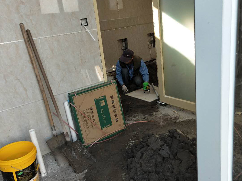 公廁貼磚維修：基層處理：應全部清理墻面上的各類污物，打掃干凈現(xiàn)場，特別是腳落里。 批墻、墻面找平：用泥刀先批墻，后用水泥漿找平。這個工序很重要，確保底子平，防止貼后空鼓。 刷防水涂料：墻面要刷防水涂料，防止貼后浸水，一般高度不低于1.8米，刷的時候會稍高一些。 找水平基準線：根據(jù)設計鋪貼圖樣的要求，確定排磚方案，用墨斗彈線，以減少施工損耗。 粘結劑上墻：把剛剛攪拌好的粘結劑漿料均勻的刮到墻上。 瓷磚上墻將經(jīng)過預先清潔的瓷磚平整地鋪貼在粘結劑漿料基層上，使用橡膠錘將瓷磚拍實鋪平。施工過程中，可小幅度轉(zhuǎn)動瓷磚，使?jié){料與瓷磚背面充分接觸。專家建議在鋪貼時，隨機取下已鋪貼于基層上的瓷磚作檢查。確保漿料與瓷磚背面的充分接觸。 留縫大小調(diào)整根據(jù)瓷磚的尺寸，在磚與磚之間預留相應尺寸的縫隙留待嵌縫。可用牙簽等先固定，粘結劑具有一定的可調(diào)整性，可對留縫的大小進行調(diào)整。