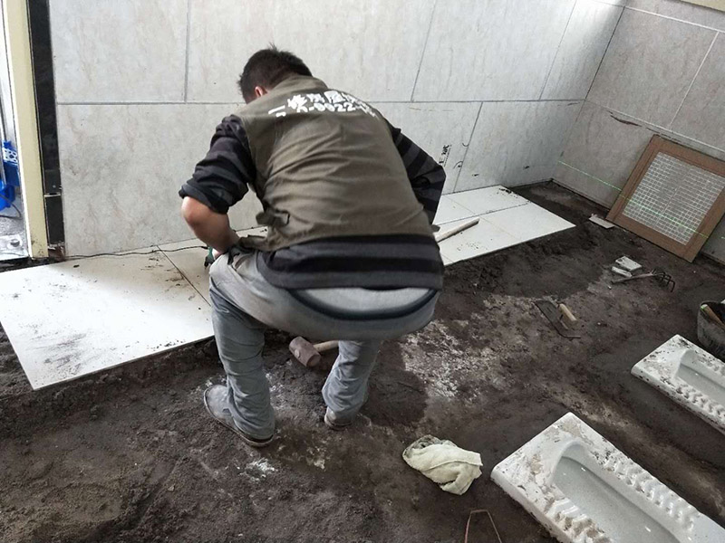 公廁貼磚維修：基層處理：應全部清理墻面上的各類污物，打掃干凈現(xiàn)場，特別是腳落里。 批墻、墻面找平：用泥刀先批墻，后用水泥漿找平。這個工序很重要，確保底子平，防止貼后空鼓。 刷防水涂料：墻面要刷防水涂料，防止貼后浸水，一般高度不低于1.8米，刷的時候會稍高一些。 找水平基準線：根據(jù)設計鋪貼圖樣的要求，確定排磚方案，用墨斗彈線，以減少施工損耗。 粘結劑上墻：把剛剛攪拌好的粘結劑漿料均勻的刮到墻上。 瓷磚上墻將經(jīng)過預先清潔的瓷磚平整地鋪貼在粘結劑漿料基層上，使用橡膠錘將瓷磚拍實鋪平。施工過程中，可小幅度轉(zhuǎn)動瓷磚，使?jié){料與瓷磚背面充分接觸。專家建議在鋪貼時，隨機取下已鋪貼于基層上的瓷磚作檢查。確保漿料與瓷磚背面的充分接觸。 留縫大小調(diào)整根據(jù)瓷磚的尺寸，在磚與磚之間預留相應尺寸的縫隙留待嵌縫?？捎醚篮灥认裙潭?，粘結劑具有一定的可調(diào)整性，可對留縫的大小進行調(diào)整。