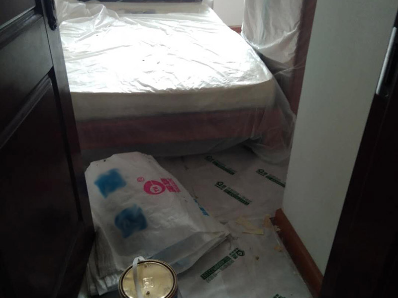 家具拆除，墻面補(bǔ)石膏：1、壓力灌漿法：空氣壓縮機(jī)將粘合劑灌人磚墻裂縫內(nèi)，將開裂的墻重新粘合在一起。  2、外力修補(bǔ)法：將原有的縫隙打開，用彈性膩?zhàn)有扪a(bǔ)，或者是使用的確良布整粘。  3、到市場上購買一些油漆專用的亞麻布，將亞麻布用白膠貼至墻體，然后待干透后涂上水泥漆，這樣的話，可以保證墻體不再有裂縫，也可以起到堅(jiān)固墻體的作用。  4、將墻體表面的保溫板去掉，或者是把墻體表面的水泥去掉，在外面安裝一層石膏板最后在上面做乳膠漆。但此種方法工程耗量大，也有一定的難度。  5、大面積的裂縫，將開裂的墻面基底做出一個(gè)&ldquo;U&rdquo;形狀，對基底進(jìn)行修補(bǔ)，最后掛上鋼絲網(wǎng)就可以了。