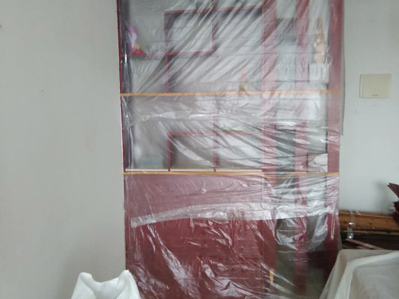 家具拆除，墻面補(bǔ)石膏：1、壓力灌漿法：空氣壓縮機(jī)將粘合劑灌人磚墻裂縫內(nèi)，將開裂的墻重新粘合在一起。  2、外力修補(bǔ)法：將原有的縫隙打開，用彈性膩?zhàn)有扪a(bǔ)，或者是使用的確良布整粘。  3、到市場上購買一些油漆專用的亞麻布，將亞麻布用白膠貼至墻體，然后待干透后涂上水泥漆，這樣的話，可以保證墻體不再有裂縫，也可以起到堅(jiān)固墻體的作用。  4、將墻體表面的保溫板去掉，或者是把墻體表面的水泥去掉，在外面安裝一層石膏板最后在上面做乳膠漆。但此種方法工程耗量大，也有一定的難度。  5、大面積的裂縫，將開裂的墻面基底做出一個(gè)&ldquo;U&rdquo;形狀，對基底進(jìn)行修補(bǔ)，最后掛上鋼絲網(wǎng)就可以了。