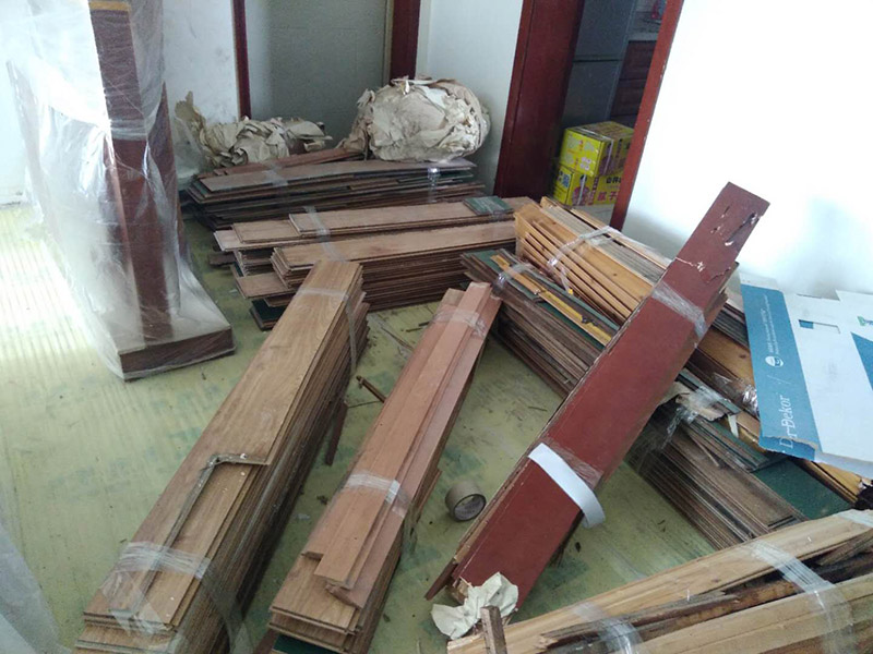 家具拆除，墻面補(bǔ)石膏：1、壓力灌漿法：空氣壓縮機(jī)將粘合劑灌人磚墻裂縫內(nèi)，將開裂的墻重新粘合在一起。  2、外力修補(bǔ)法：將原有的縫隙打開，用彈性膩?zhàn)有扪a(bǔ)，或者是使用的確良布整粘。  3、到市場上購買一些油漆專用的亞麻布，將亞麻布用白膠貼至墻體，然后待干透后涂上水泥漆，這樣的話，可以保證墻體不再有裂縫，也可以起到堅(jiān)固墻體的作用。  4、將墻體表面的保溫板去掉，或者是把墻體表面的水泥去掉，在外面安裝一層石膏板最后在上面做乳膠漆。但此種方法工程耗量大，也有一定的難度。  5、大面積的裂縫，將開裂的墻面基底做出一個(gè)&ldquo;U&rdquo;形狀，對基底進(jìn)行修補(bǔ)，最后掛上鋼絲網(wǎng)就可以了。