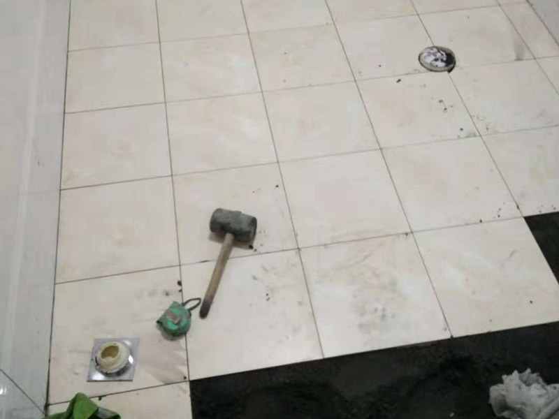 衛(wèi)生間貼磚：基層處理：應(yīng)全部清理墻面上的各類污物，打掃干凈現(xiàn)場(chǎng)，特別是腳落里。 批墻、墻面找平：用泥刀先批墻，后用水泥漿找平。這個(gè)工序很重要，確保底子平，防止貼后空鼓。 刷防水涂料：墻面要刷防水涂料，防止貼后浸水，一般高度不低于1.8米，刷的時(shí)候會(huì)稍高一些。 找水平基準(zhǔn)線：根據(jù)設(shè)計(jì)鋪貼圖樣的要求，確定排磚方案，用墨斗彈線，以減少施工損耗。 粘結(jié)劑上墻：把剛剛攪拌好的粘結(jié)劑漿料均勻的刮到墻上。 瓷磚上墻將經(jīng)過預(yù)先清潔的瓷磚平整地鋪貼在粘結(jié)劑漿料基層上，使用橡膠錘將瓷磚拍實(shí)鋪平。施工過程中，可小幅度轉(zhuǎn)動(dòng)瓷磚，使?jié){料與瓷磚背面充分接觸。專家建議在鋪貼時(shí)，隨機(jī)取下已鋪貼于基層上的瓷磚作檢查。確保漿料與瓷磚背面的充分接觸。 留縫大小調(diào)整根據(jù)瓷磚的尺寸，在磚與磚之間預(yù)留相應(yīng)尺寸的縫隙留待嵌縫?？捎醚篮灥认裙潭?，粘結(jié)劑具有一定的可調(diào)整性，可對(duì)留縫的大小進(jìn)行調(diào)整。