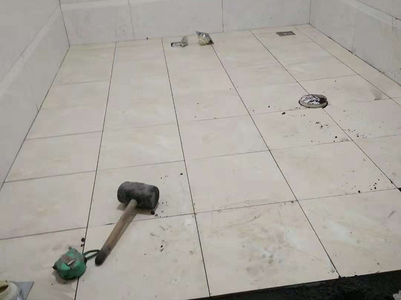 衛(wèi)生間貼磚：基層處理：應(yīng)全部清理墻面上的各類污物，打掃干凈現(xiàn)場(chǎng)，特別是腳落里。 批墻、墻面找平：用泥刀先批墻，后用水泥漿找平。這個(gè)工序很重要，確保底子平，防止貼后空鼓。 刷防水涂料：墻面要刷防水涂料，防止貼后浸水，一般高度不低于1.8米，刷的時(shí)候會(huì)稍高一些。 找水平基準(zhǔn)線：根據(jù)設(shè)計(jì)鋪貼圖樣的要求，確定排磚方案，用墨斗彈線，以減少施工損耗。 粘結(jié)劑上墻：把剛剛攪拌好的粘結(jié)劑漿料均勻的刮到墻上。 瓷磚上墻將經(jīng)過預(yù)先清潔的瓷磚平整地鋪貼在粘結(jié)劑漿料基層上，使用橡膠錘將瓷磚拍實(shí)鋪平。施工過程中，可小幅度轉(zhuǎn)動(dòng)瓷磚，使?jié){料與瓷磚背面充分接觸。專家建議在鋪貼時(shí)，隨機(jī)取下已鋪貼于基層上的瓷磚作檢查。確保漿料與瓷磚背面的充分接觸。 留縫大小調(diào)整根據(jù)瓷磚的尺寸，在磚與磚之間預(yù)留相應(yīng)尺寸的縫隙留待嵌縫?？捎醚篮灥认裙潭?，粘結(jié)劑具有一定的可調(diào)整性，可對(duì)留縫的大小進(jìn)行調(diào)整。