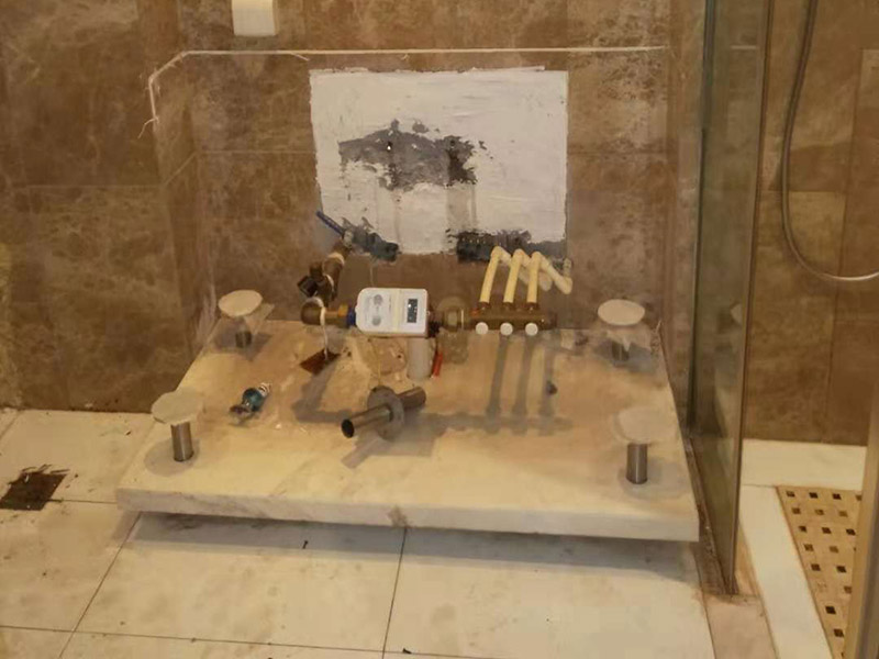 浴室柜拆除維修：（1）確認好浴室柜的安裝位置：在鋪地磚和墻磚前，就要確認好浴室柜的安裝位置，由于安裝浴室柜是要在墻上打孔的，還需要進水孔和排水孔的，一旦安裝后一般不能移動位置的，所以確認好浴室柜的安裝位置是安裝前的必備條件。（2）購買浴室柜時要根據(jù)安裝位置確認浴室柜的形狀和大?。涸∈夜竦奈恢么_定后，只能根據(jù)安裝位置來定浴室柜的形狀和大小。（3）認準水管的管線圖和電線的線路圖：安裝時要在墻上用沖氣鉆打孔，所以安裝前確認管線圖和線路圖至關(guān)重要，如果打破水管或電線線路圖就要撬開部分墻磚，造成不必要的損失。