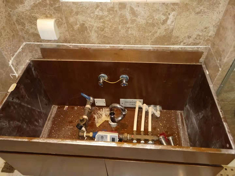 浴室柜拆除維修：（1）確認好浴室柜的安裝位置：在鋪地磚和墻磚前，就要確認好浴室柜的安裝位置，由于安裝浴室柜是要在墻上打孔的，還需要進水孔和排水孔的，一旦安裝后一般不能移動位置的，所以確認好浴室柜的安裝位置是安裝前的必備條件。（2）購買浴室柜時要根據(jù)安裝位置確認浴室柜的形狀和大小：浴室柜的位置確定后，只能根據(jù)安裝位置來定浴室柜的形狀和大小。（3）認準水管的管線圖和電線的線路圖：安裝時要在墻上用沖氣鉆打孔，所以安裝前確認管線圖和線路圖至關(guān)重要，如果打破水管或電線線路圖就要撬開部分墻磚，造成不必要的損失。