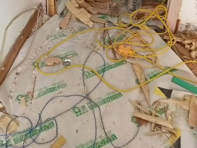 房屋整體拆除：1、室內(nèi)拆除改造工程拆除總的流程是從上至下拆除，我們都知道在拆除過程中由于造成的噪音與粉塵污染較為嚴(yán)重，因此合理安排各工序剔除順序是尤為重要的。另外我們應(yīng)嚴(yán)格執(zhí)行由上而下的工作程序，拆除室內(nèi)天棚和隔墻前要求外窗封閉。防止噪音與粉塵外溢保護周圍環(huán)境不受到污染，具體工程順序為室內(nèi)門拆除&rarr;燈具拆除&rarr;吊頂拆除&rarr;隔墻拆除&rarr;乳膠漆工程&rarr;隔斷工程&rarr;吊頂工程。 2、頂、墻、地拆除時石膏板、鋁扣板吊頂拆除要安順序一塊一塊拆掉;隔墻拆除時嚴(yán)禁采用掏掘或推倒的方法，我們應(yīng)該要用手錘一塊一塊拆。燈具拆除前首先由水電專業(yè)工人斷掉水電總閘，將潔具、燈具、散熱器拆除，在拆除燈具前將線頭用絕緣膠布包好以防漏電。拆除門、門套時由木工將木門及窗簾桿用螺絲刀然后用撬桿將門套等拆除。