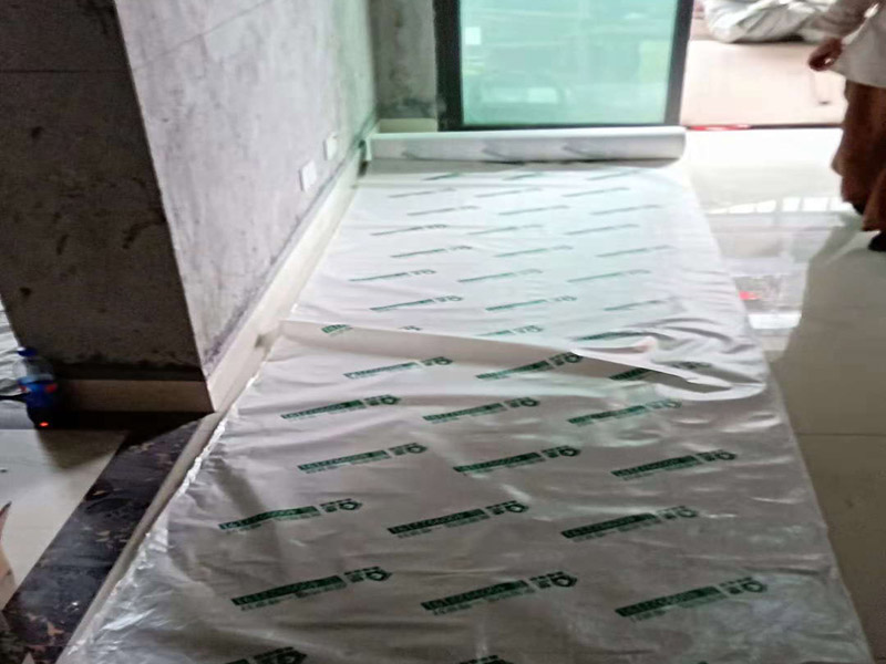 1.舊墻翻新，墻面，頂面，包輔料，不含漆，約260平米；臥室打地面。2.拆除地板，墻群板，衣柜，櫥柜，含建渣外運(yùn)。3.約40米的石膏線。4.樓下拆除門，門套，窗套，共十來個(gè)。拆除兒童房衣柜。廚房門套貼瓷磚5.開槽安裝電話線，網(wǎng)線。6.墻內(nèi)鞋柜開洞，加高尺寸。踢腳線局部修補(bǔ)，含建渣外運(yùn)，簽合同時(shí)師傅收取30%定金。7.廚房墻磚改造40平米。包人工和輔料一項(xiàng)，貼貼磚的基礎(chǔ)上加拼花。8.廚房走線安裝一個(gè)5孔插線板，5米，廚房地漏做防水補(bǔ)磚。