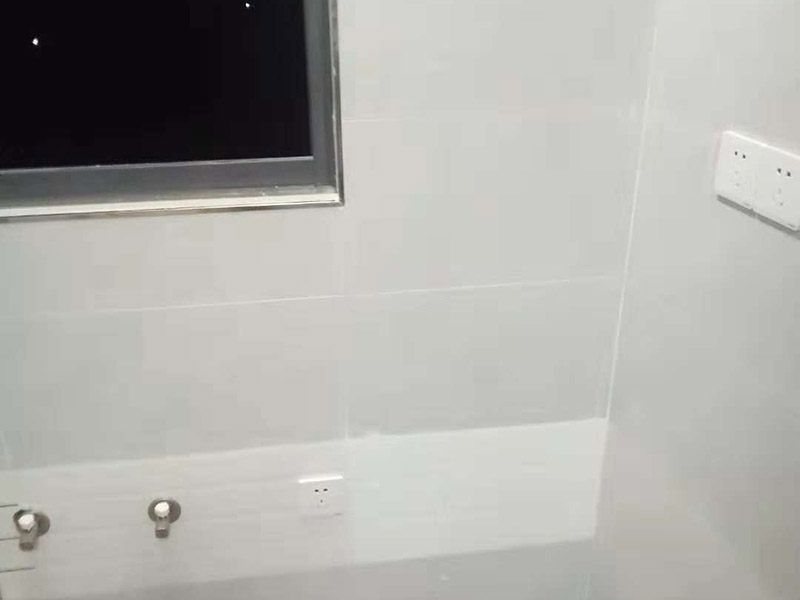 插座開關(guān)安裝：在安裝時(shí)先對(duì)開關(guān)插座底盒進(jìn)行清潔，特別是將盒內(nèi)的灰塵雜質(zhì)清理干凈，并用濕布將盒內(nèi)殘存灰塵擦除。這樣做可預(yù)防特殊雜質(zhì)影響電路使用的情況。 二、電源線處理； 將盒內(nèi)甩出的導(dǎo)線留出維修長(zhǎng)度，然后削出線芯，注意不要碰傷線芯。將導(dǎo)線按順時(shí)針?lè)较虮P繞在開關(guān)或插座對(duì)應(yīng)的接線柱上，然后旋緊壓頭，要求線芯不得外露。 三、插座三線接線方法； 火線接入開關(guān)2個(gè)孔中的一個(gè)A標(biāo)記，再?gòu)牧硪粋€(gè)孔中接出絕緣線接入下面的插座3個(gè)孔中的L孔內(nèi)接牢。零線直接接入插座3個(gè)孔中的N孔內(nèi)接牢。地線直接接入插座3個(gè)孔中的E孔內(nèi)接牢。若零線與地線錯(cuò)接，使用電器時(shí)會(huì)出現(xiàn)跳閘現(xiàn)象。 四、開關(guān)插座固定安裝； 先將盒子內(nèi)甩出的導(dǎo)線由塑料臺(tái)的出線孔中穿出，再把塑料臺(tái)緊貼于墻面用螺絲固定在盒子上。固定好后，將導(dǎo)線按各自的位置從開關(guān)插座的線孔中穿出，按接線要求將導(dǎo)線壓牢。 最后將開關(guān)或插座貼于塑料臺(tái)上，找正并用螺絲固定牢，蓋上裝飾板。