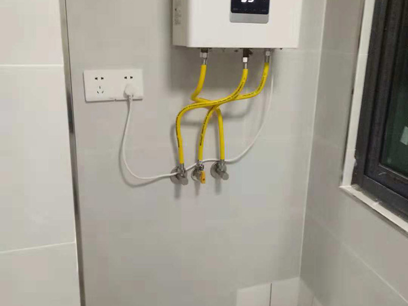 插座開關(guān)安裝：在安裝時(shí)先對(duì)開關(guān)插座底盒進(jìn)行清潔，特別是將盒內(nèi)的灰塵雜質(zhì)清理干凈，并用濕布將盒內(nèi)殘存灰塵擦除。這樣做可預(yù)防特殊雜質(zhì)影響電路使用的情況。 二、電源線處理； 將盒內(nèi)甩出的導(dǎo)線留出維修長(zhǎng)度，然后削出線芯，注意不要碰傷線芯。將導(dǎo)線按順時(shí)針?lè)较虮P繞在開關(guān)或插座對(duì)應(yīng)的接線柱上，然后旋緊壓頭，要求線芯不得外露。 三、插座三線接線方法； 火線接入開關(guān)2個(gè)孔中的一個(gè)A標(biāo)記，再?gòu)牧硪粋€(gè)孔中接出絕緣線接入下面的插座3個(gè)孔中的L孔內(nèi)接牢。零線直接接入插座3個(gè)孔中的N孔內(nèi)接牢。地線直接接入插座3個(gè)孔中的E孔內(nèi)接牢。若零線與地線錯(cuò)接，使用電器時(shí)會(huì)出現(xiàn)跳閘現(xiàn)象。 四、開關(guān)插座固定安裝； 先將盒子內(nèi)甩出的導(dǎo)線由塑料臺(tái)的出線孔中穿出，再把塑料臺(tái)緊貼于墻面用螺絲固定在盒子上。固定好后，將導(dǎo)線按各自的位置從開關(guān)插座的線孔中穿出，按接線要求將導(dǎo)線壓牢。 最后將開關(guān)或插座貼于塑料臺(tái)上，找正并用螺絲固定牢，蓋上裝飾板。