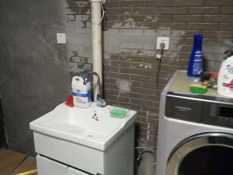 插座開關(guān)安裝：在安裝時(shí)先對(duì)開關(guān)插座底盒進(jìn)行清潔，特別是將盒內(nèi)的灰塵雜質(zhì)清理干凈，并用濕布將盒內(nèi)殘存灰塵擦除。這樣做可預(yù)防特殊雜質(zhì)影響電路使用的情況。 二、電源線處理； 將盒內(nèi)甩出的導(dǎo)線留出維修長(zhǎng)度，然后削出線芯，注意不要碰傷線芯。將導(dǎo)線按順時(shí)針?lè)较虮P繞在開關(guān)或插座對(duì)應(yīng)的接線柱上，然后旋緊壓頭，要求線芯不得外露。 三、插座三線接線方法； 火線接入開關(guān)2個(gè)孔中的一個(gè)A標(biāo)記，再?gòu)牧硪粋€(gè)孔中接出絕緣線接入下面的插座3個(gè)孔中的L孔內(nèi)接牢。零線直接接入插座3個(gè)孔中的N孔內(nèi)接牢。地線直接接入插座3個(gè)孔中的E孔內(nèi)接牢。若零線與地線錯(cuò)接，使用電器時(shí)會(huì)出現(xiàn)跳閘現(xiàn)象。 四、開關(guān)插座固定安裝； 先將盒子內(nèi)甩出的導(dǎo)線由塑料臺(tái)的出線孔中穿出，再把塑料臺(tái)緊貼于墻面用螺絲固定在盒子上。固定好后，將導(dǎo)線按各自的位置從開關(guān)插座的線孔中穿出，按接線要求將導(dǎo)線壓牢。 最后將開關(guān)或插座貼于塑料臺(tái)上，找正并用螺絲固定牢，蓋上裝飾板。