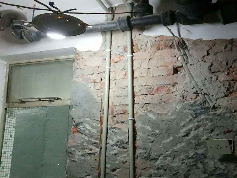 衛(wèi)生間水管安裝：（1）如今的水管一般都有冷熱水管，主要為了使用的便捷性，它們的對(duì)應(yīng)路線(xiàn)要分開(kāi)，不能距離太近，淋浴水管高度在1.8-2.1米之間，實(shí)際的高度和用戶(hù)的身高有關(guān)。 （2）規(guī)劃衛(wèi)生間水管安裝時(shí)候，盡量按照水管走頂不走地的原則，同時(shí)有將各冷，熱水出水水口必須放置水平位置，注意左熱右涼的細(xì)節(jié)。 （3）將管路鋪設(shè)成橫平堅(jiān)直的外形，布局走向要以科學(xué)合理為標(biāo)準(zhǔn)，管卡位置和管道坡度要嚴(yán)格安裝國(guó)家的規(guī)定來(lái)。 （4）各類(lèi)閥門(mén)安裝的位置要以平正和精準(zhǔn)為準(zhǔn)則，冷，熱水管要入墻，開(kāi)槽時(shí)要檢查槽的深度，冷熱水管不能同槽。