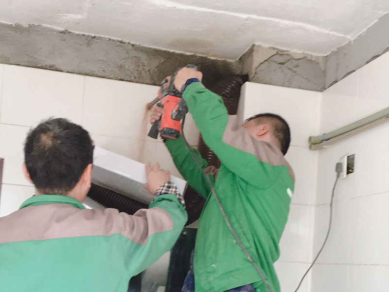 墻面打穿墻孔：1. 水泥墻打孔的方法 1)  在墻面固定擱板有好幾種方法：窄一點(diǎn)的能夠先在墻上釘上木條，通常的紅磚墻面能夠直接用水泥鋼釘釘入，假如是混凝土墻面</a>就先要用電錘打孔然后用木楔敲入孔內(nèi)再釘上木條，接下來即是把擱板固定在木便條上面，不和再用其它木板跟木便條鑲平再釘上飾面板刷上油漆。 2)  但佳固定在墻角上也即是說在兩面墻的交接處這么多了一個支撐點(diǎn)比較健壯擱板也能適當(dāng)?shù)膶捯稽c(diǎn)。還有即是你說的先在墻面上開槽再把木板插進(jìn)去旁邊的縫隙再用水泥填滿，這種方法的承重力比較大但是槽要開得深一點(diǎn)。通常來講這種擱板的寬度不宜超越三十公分并且佳做成上下崎嶇狀或階梯狀這么既漂亮又健壯。假如想當(dāng)書桌就必須要有支撐了。