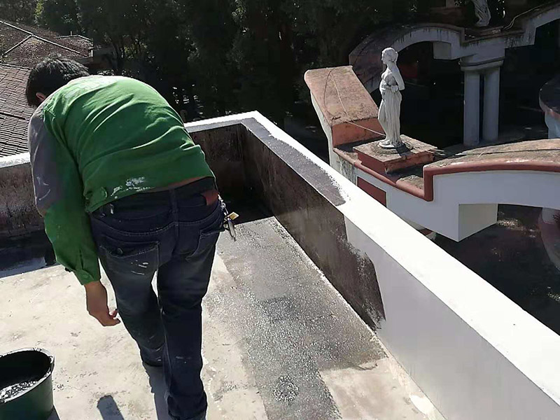 屋頂刷防水維修：1、清理基層，施工前要將基層表面的塵土和雜物清理干凈，然后用熱熔法改性瀝青卷材對(duì)防水層施工前在水落口、管根、陰陽(yáng)角等細(xì)部先做好附加層。 2、鋪貼卷材，首先卷材的厚度要符合要求，將防水卷材裁剪成相應(yīng)的尺寸，用火焰噴槍加熱基層和卷材的交接處，趁卷材的材面剛剛?cè)刍瘯r(shí)將卷材向前滾鋪、粘貼。鋪貼平面與立面相連接的卷材應(yīng)由下向上進(jìn)行。 3、熱熔封邊，用噴槍將卷材搭接處加熱，讓其粘結(jié)牢固，然后涂刷第一遍防水涂料。防水施工前要先保證地面干凈、干燥，防水涂料要滿涂，確保無(wú)遺漏，與基層結(jié)合要牢固，無(wú)裂紋和氣泡等，防水涂料厚度要達(dá)到產(chǎn)品規(guī)定的要求。 4、待第一遍防水涂料完全干透之后再進(jìn)行第二遍防水涂刷，第一遍防水涂料沒(méi)有完全干透就進(jìn)行第二遍防水施工的話會(huì)使防水效果大打折扣。 5、鋪保護(hù)層，防水工作做完后，在表面鋪上保護(hù)層，是為了防止之后的施工把防水層破壞，保護(hù)層鋪貼要完全覆蓋防水層，做到無(wú)遺漏，與基層結(jié)合牢固無(wú)氣泡和脫落現(xiàn)象發(fā)生。 6、閉水試驗(yàn)，閉水試驗(yàn)時(shí)水的高度不能低于2cm，然后觀察24小時(shí)以上，看其有無(wú)滲漏的現(xiàn)象發(fā)生，如果沒(méi)有才算合格。