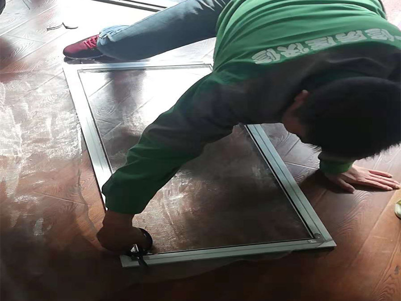 窗戶維修安裝：在密封陽臺之前，應(yīng)準(zhǔn)確測量陽臺封閉表面的尺寸。窗框和玻璃應(yīng)由施工現(xiàn)場外的尺子處理并運送到施工現(xiàn)場。在安裝之前，應(yīng)檢查窗口尺寸以匹配陽臺開口的大小。 窗戶安裝方法-固定支架 用固定件固定：在安裝窗戶之前應(yīng)清潔陽臺開口的基層需要將窗戶與墻壁的基材隔開，并在固定點處打預(yù)設(shè)膨脹螺栓或塑料膨脹銷以固定窗戶，安裝窗戶時首先將窗口牢牢固定在孔上固定其位置，然后用螺釘和塑料膨脹銷固定。 用膨脹螺栓固定：通常螺栓長度需要10厘米，如果錯過了一些孔請用水泥等擦拭，螺栓需要12厘米長才能直接固定在原始墻體的水泥澆注層上，以穩(wěn)定窗框，你可以用手敲它，如果你發(fā)現(xiàn)窗框周圍的墻是空心的，你需要深入。