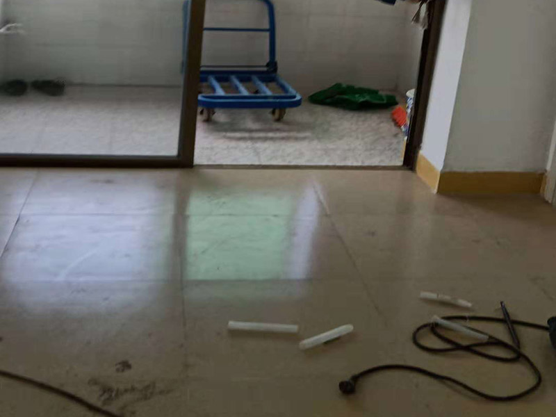 地磚拆除：拆除地面磚最容易的方法是,先想辦法撬開大門口的那塊地磚,因?yàn)槟菈K磚是有一邊露在外面的,比較容易撬開。再用扁的鑿子一片片的往里撬,如果水泥砂漿做得不是特別牢的話,可以用錘子把扁鑿敲進(jìn)地磚和水泥地面中間的縫隙里的,那樣就能把地磚整塊的撬起來(lái)。這樣的方法比用錘子從正面敲碎地磚要容易得多。如果順利的話,可能全部能夠撬起來(lái)。如果有一小部份撬不起來(lái)的。再用錘子敲碎就行了。