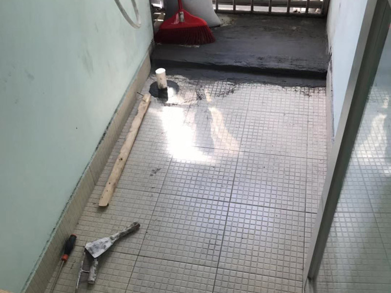 地漏維修：1.在進行衛(wèi)生間地漏更換前，需要將所需材料和工具準備好，例如水泥砂漿、螺絲刀、錘子、刮刀以及新的地漏等。還應確認好新的地漏是否和家中的舊地漏尺寸大小一致，常見的方形地漏尺寸為十厘米，也有一種十二厘米的圓狀地漏，下水管直徑一般都是5厘米。 2.使用螺絲刀將舊的地漏和四周瓷磚進行慢慢翹起分開，再使用一字的螺絲刀將舊地漏周圍的水泥慢慢弄出來，然后使用錘子輕輕的敲擊地漏，讓它和水泥完全分離開來，再將地漏拿出。最后使用槽子將地漏安裝位置四周殘留的水泥清理干凈，做到無雜物，便于后期安裝。 3. 將地漏安裝位置清理完成后，就可以在地漏四周的壁面進行耐水膩子的處理，新地漏的背面也需要使用膩子進行涂抹處理，這樣做是為了讓地漏和地面更加粘結(jié)。但需要將多余的水泥砂漿鏟去，將地面的垃圾清理干凈。 4. 在進行地漏安裝時，需要先將地漏的芯層取出來，以免施工造成水泥砂漿跑入，影響地漏使用。地漏安裝高度應以地磚持平，不能高出地面，再在四周涂抹白水泥進行密封，安裝好芯層和表蓋，自然晾干后，就可以使用地漏了。