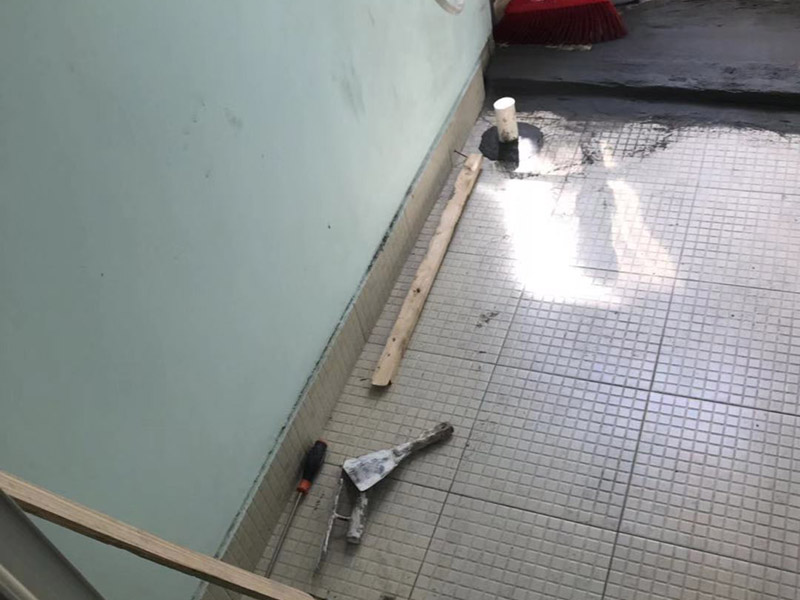 地漏維修：1.在進行衛(wèi)生間地漏更換前，需要將所需材料和工具準備好，例如水泥砂漿、螺絲刀、錘子、刮刀以及新的地漏等。還應確認好新的地漏是否和家中的舊地漏尺寸大小一致，常見的方形地漏尺寸為十厘米，也有一種十二厘米的圓狀地漏，下水管直徑一般都是5厘米。 2.使用螺絲刀將舊的地漏和四周瓷磚進行慢慢翹起分開，再使用一字的螺絲刀將舊地漏周圍的水泥慢慢弄出來，然后使用錘子輕輕的敲擊地漏，讓它和水泥完全分離開來，再將地漏拿出。最后使用槽子將地漏安裝位置四周殘留的水泥清理干凈，做到無雜物，便于后期安裝。 3. 將地漏安裝位置清理完成后，就可以在地漏四周的壁面進行耐水膩子的處理，新地漏的背面也需要使用膩子進行涂抹處理，這樣做是為了讓地漏和地面更加粘結(jié)。但需要將多余的水泥砂漿鏟去，將地面的垃圾清理干凈。 4. 在進行地漏安裝時，需要先將地漏的芯層取出來，以免施工造成水泥砂漿跑入，影響地漏使用。地漏安裝高度應以地磚持平，不能高出地面，再在四周涂抹白水泥進行密封，安裝好芯層和表蓋，自然晾干后，就可以使用地漏了。