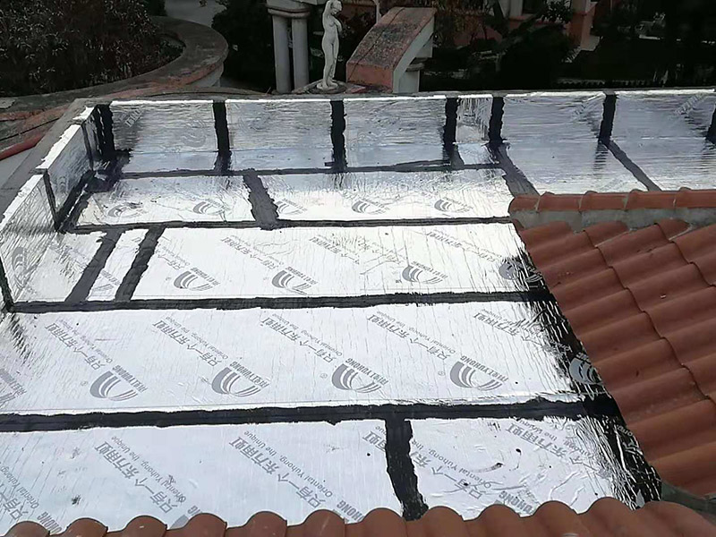 屋頂做防水：1、清理基層，施工前要將基層表面的塵土和雜物清理干凈，然后用熱熔法改性瀝青卷材對(duì)防水層施工前在水落口、管根、陰陽角等細(xì)部先做好附加層。 2、鋪貼卷材，首先卷材的厚度要符合要求，將防水卷材裁剪成相應(yīng)的尺寸，用火焰噴槍加熱基層和卷材的交接處，趁卷材的材面剛剛?cè)刍瘯r(shí)將卷材向前滾鋪、粘貼。鋪貼平面與立面相連接的卷材應(yīng)由下向上進(jìn)行。 3、熱熔封邊，用噴槍將卷材搭接處加熱，讓其粘結(jié)牢固，然后涂刷第一遍防水涂料。防水施工前要先保證地面干凈、干燥，防水涂料要滿涂，確保無遺漏，與基層結(jié)合要牢固，無裂紋和氣泡等，防水涂料厚度要達(dá)到產(chǎn)品規(guī)定的要求。 4、待第一遍防水涂料完全干透之后再進(jìn)行第二遍防水涂刷，第一遍防水涂料沒有完全干透就進(jìn)行第二遍防水施工的話會(huì)使防水效果大打折扣。 5、鋪保護(hù)層，防水工作做完后，在表面鋪上保護(hù)層，是為了防止之后的施工把防水層破壞，保護(hù)層鋪貼要完全覆蓋防水層，做到無遺漏，與基層結(jié)合牢固無氣泡和脫落現(xiàn)象發(fā)生。 6、閉水試驗(yàn)，閉水試驗(yàn)時(shí)水的高度不能低于2cm，然后觀察24小時(shí)以上，看其有無滲漏的現(xiàn)象發(fā)生，如果沒有才算合格。