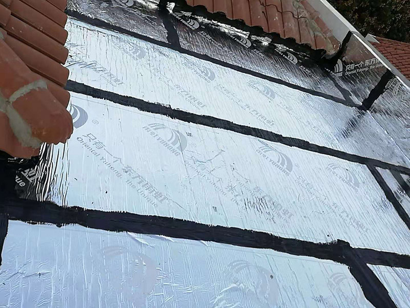 屋頂做防水：1、清理基層，施工前要將基層表面的塵土和雜物清理干凈，然后用熱熔法改性瀝青卷材對(duì)防水層施工前在水落口、管根、陰陽角等細(xì)部先做好附加層。 2、鋪貼卷材，首先卷材的厚度要符合要求，將防水卷材裁剪成相應(yīng)的尺寸，用火焰噴槍加熱基層和卷材的交接處，趁卷材的材面剛剛?cè)刍瘯r(shí)將卷材向前滾鋪、粘貼。鋪貼平面與立面相連接的卷材應(yīng)由下向上進(jìn)行。 3、熱熔封邊，用噴槍將卷材搭接處加熱，讓其粘結(jié)牢固，然后涂刷第一遍防水涂料。防水施工前要先保證地面干凈、干燥，防水涂料要滿涂，確保無遺漏，與基層結(jié)合要牢固，無裂紋和氣泡等，防水涂料厚度要達(dá)到產(chǎn)品規(guī)定的要求。 4、待第一遍防水涂料完全干透之后再進(jìn)行第二遍防水涂刷，第一遍防水涂料沒有完全干透就進(jìn)行第二遍防水施工的話會(huì)使防水效果大打折扣。 5、鋪保護(hù)層，防水工作做完后，在表面鋪上保護(hù)層，是為了防止之后的施工把防水層破壞，保護(hù)層鋪貼要完全覆蓋防水層，做到無遺漏，與基層結(jié)合牢固無氣泡和脫落現(xiàn)象發(fā)生。 6、閉水試驗(yàn)，閉水試驗(yàn)時(shí)水的高度不能低于2cm，然后觀察24小時(shí)以上，看其有無滲漏的現(xiàn)象發(fā)生，如果沒有才算合格。