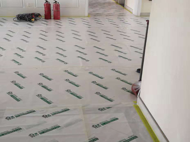 整體裝修翻新：首先要準(zhǔn)備工具裝修前，明確裝修過程涉及的面積。測(cè)量的內(nèi)容主要包括：明確裝修過程涉及的面積。特別是貼磚面積、墻面漆面積、壁紙面積、地板面積；明確主要墻面尺寸。特別是以后需要設(shè)計(jì)擺放家具的墻面尺寸。然后主體拆改是最先上的一個(gè)項(xiàng)目，主要包括拆墻、砌墻、鏟墻皮、拆暖氣、換塑鋼窗等等。拆改完的垃圾，要及時(shí)清理出去，保證室內(nèi)的清潔，也是為了方便施工。水電改造前，櫥柜設(shè)計(jì)師應(yīng)上門進(jìn)行第一次測(cè)量，幫你確定好電源、水路的改造方案。熱水器，也最好派人來根據(jù)你所確定的型號(hào)，設(shè)計(jì)好電源、接口的位置。