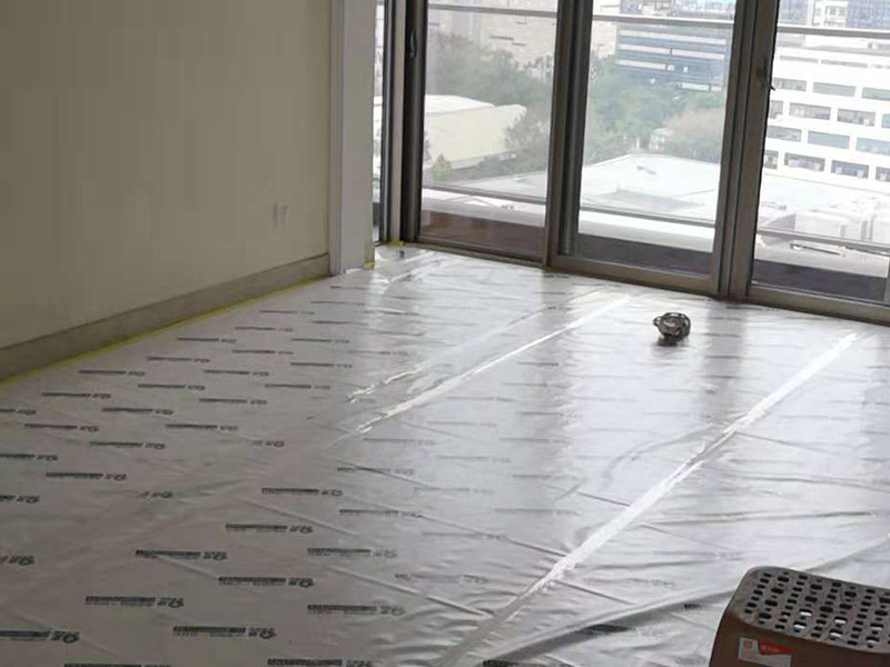 整體裝修翻新：首先要準(zhǔn)備工具裝修前，明確裝修過程涉及的面積。測(cè)量的內(nèi)容主要包括：明確裝修過程涉及的面積。特別是貼磚面積、墻面漆面積、壁紙面積、地板面積；明確主要墻面尺寸。特別是以后需要設(shè)計(jì)擺放家具的墻面尺寸。然后主體拆改是最先上的一個(gè)項(xiàng)目，主要包括拆墻、砌墻、鏟墻皮、拆暖氣、換塑鋼窗等等。拆改完的垃圾，要及時(shí)清理出去，保證室內(nèi)的清潔，也是為了方便施工。水電改造前，櫥柜設(shè)計(jì)師應(yīng)上門進(jìn)行第一次測(cè)量，幫你確定好電源、水路的改造方案。熱水器，也最好派人來根據(jù)你所確定的型號(hào)，設(shè)計(jì)好電源、接口的位置。