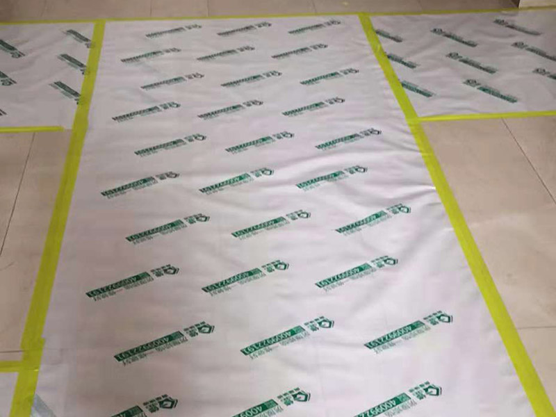 整體裝修翻新：首先要準(zhǔn)備工具裝修前，明確裝修過程涉及的面積。測(cè)量的內(nèi)容主要包括：明確裝修過程涉及的面積。特別是貼磚面積、墻面漆面積、壁紙面積、地板面積；明確主要墻面尺寸。特別是以后需要設(shè)計(jì)擺放家具的墻面尺寸。然后主體拆改是最先上的一個(gè)項(xiàng)目，主要包括拆墻、砌墻、鏟墻皮、拆暖氣、換塑鋼窗等等。拆改完的垃圾，要及時(shí)清理出去，保證室內(nèi)的清潔，也是為了方便施工。水電改造前，櫥柜設(shè)計(jì)師應(yīng)上門進(jìn)行第一次測(cè)量，幫你確定好電源、水路的改造方案。熱水器，也最好派人來根據(jù)你所確定的型號(hào)，設(shè)計(jì)好電源、接口的位置。