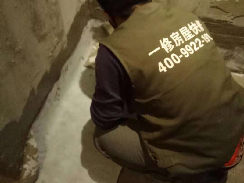 衛(wèi)生間做防水卷材：施工前要確保地面的干爽防水涂料要涂滿，沒有任何遺漏與基層結(jié)合要牢固、沒有裂紋、無氣泡、無脫落的現(xiàn)象涂刷的高度是一致的，厚度要達到產(chǎn)品規(guī)定的要求，要注意的是要等待第1遍涂料，干透后才可以進行第2遍涂料的粉刷，具體的時間要看產(chǎn)品特性來確定的。