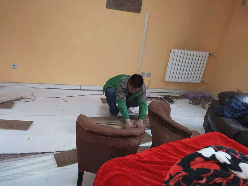 地板拆除維修：地板在日常生活中的磨損最大，二手房的地板一般要做全面拆除，對于外觀質(zhì)量優(yōu)異，材質(zhì)名貴的實(shí)木地板也可以保留下來。而復(fù)合木地板造價(jià)低廉，可以全部拆除。 復(fù)合木地板拆除工藝比較簡單，清除房間的家具后，使用平口螺絲刀將踢腳線撬開，再沿著踢腳線邊緣將墻角的地板撬開并拆除，這塊地板可能會(huì)破損，但是其他地板就可以完整拆除了，帶有鎖扣結(jié)構(gòu)的復(fù)合木地板要順應(yīng)地板的長邊抽出，這樣會(huì)比較輕松。要開窗通風(fēng)，待地面完全工燥后再鋪設(shè)新地板。 實(shí)木地板的拆除工藝比較復(fù)雜，拆除踢腳線后仍從墻角邊緣開始，使用起釘錘將木地板撬起抽出，由于實(shí)木地板安裝在木龍骨上，撬起時(shí)會(huì)有一定的彈性，施工難度較大，但是不能使用切割機(jī)，因?yàn)榍懈顧C(jī)容易破壞地面和固定木龍骨的膨脹螺栓而產(chǎn)生火花。