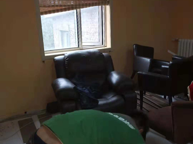 地板拆除維修：地板在日常生活中的磨損最大，二手房的地板一般要做全面拆除，對于外觀質(zhì)量優(yōu)異，材質(zhì)名貴的實(shí)木地板也可以保留下來。而復(fù)合木地板造價(jià)低廉，可以全部拆除。 復(fù)合木地板拆除工藝比較簡單，清除房間的家具后，使用平口螺絲刀將踢腳線撬開，再沿著踢腳線邊緣將墻角的地板撬開并拆除，這塊地板可能會(huì)破損，但是其他地板就可以完整拆除了，帶有鎖扣結(jié)構(gòu)的復(fù)合木地板要順應(yīng)地板的長邊抽出，這樣會(huì)比較輕松。要開窗通風(fēng)，待地面完全工燥后再鋪設(shè)新地板。 實(shí)木地板的拆除工藝比較復(fù)雜，拆除踢腳線后仍從墻角邊緣開始，使用起釘錘將木地板撬起抽出，由于實(shí)木地板安裝在木龍骨上，撬起時(shí)會(huì)有一定的彈性，施工難度較大，但是不能使用切割機(jī)，因?yàn)榍懈顧C(jī)容易破壞地面和固定木龍骨的膨脹螺栓而產(chǎn)生火花。