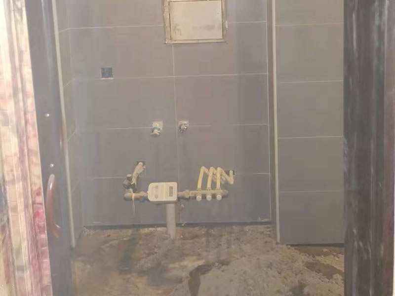 公寓地磚安裝維修：首先將選購(gòu)好的瓷磚清潔干凈，并在水中浸泡2個(gè)小時(shí)以上，瓷磚的浸泡是為了能讓瓷磚充分的吸收水分，避免在鋪貼完成之后吸取材料中的水分，而影響瓷磚與地面的粘貼度，造成起空鼓、脫落等現(xiàn)象，開(kāi)始鋪貼瓷磚之前需要從水中取出并將便面的水分擦去，以便鋪貼。然后在開(kāi)始瓷磚進(jìn)行鋪貼之前，需先在墻面上吊垂線，吊垂線是用來(lái)確定瓷磚與墻面的尺寸，再設(shè)置水平線，這樣能夠保證瓷磚鋪貼過(guò)程中保持橫平豎直的平整度。接著在瓷磚鋪貼過(guò)程中需要以水平線為準(zhǔn)繩，設(shè)置木板將瓷磚支撐住，這樣是為了防止瓷磚在達(dá)到一定的粘著強(qiáng)度之前出現(xiàn)位移或下墜的現(xiàn)象。 通常地磚的鋪貼都是由門(mén)窗邊或者陽(yáng)臺(tái)開(kāi)始的，保證從上到下，由左及右的順序行進(jìn)，先用水潤(rùn)曾找平層，再用鏟子將水泥抹在瓷磚的背面，再將瓷磚貼在地面，再用橡膠錘輕輕敲擊瓷磚，使水泥充滿墻面與瓷磚之間的空隙，粘貼時(shí)要注意所使用的粘貼材料不能太稠，也不能太稀，太稠的話不容易攤開(kāi)，太稀的話又不容易粘牢。