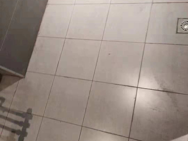 公寓地磚安裝維修：首先將選購(gòu)好的瓷磚清潔干凈，并在水中浸泡2個(gè)小時(shí)以上，瓷磚的浸泡是為了能讓瓷磚充分的吸收水分，避免在鋪貼完成之后吸取材料中的水分，而影響瓷磚與地面的粘貼度，造成起空鼓、脫落等現(xiàn)象，開(kāi)始鋪貼瓷磚之前需要從水中取出并將便面的水分擦去，以便鋪貼。然后在開(kāi)始瓷磚進(jìn)行鋪貼之前，需先在墻面上吊垂線，吊垂線是用來(lái)確定瓷磚與墻面的尺寸，再設(shè)置水平線，這樣能夠保證瓷磚鋪貼過(guò)程中保持橫平豎直的平整度。接著在瓷磚鋪貼過(guò)程中需要以水平線為準(zhǔn)繩，設(shè)置木板將瓷磚支撐住，這樣是為了防止瓷磚在達(dá)到一定的粘著強(qiáng)度之前出現(xiàn)位移或下墜的現(xiàn)象。 通常地磚的鋪貼都是由門(mén)窗邊或者陽(yáng)臺(tái)開(kāi)始的，保證從上到下，由左及右的順序行進(jìn)，先用水潤(rùn)曾找平層，再用鏟子將水泥抹在瓷磚的背面，再將瓷磚貼在地面，再用橡膠錘輕輕敲擊瓷磚，使水泥充滿墻面與瓷磚之間的空隙，粘貼時(shí)要注意所使用的粘貼材料不能太稠，也不能太稀，太稠的話不容易攤開(kāi)，太稀的話又不容易粘牢。