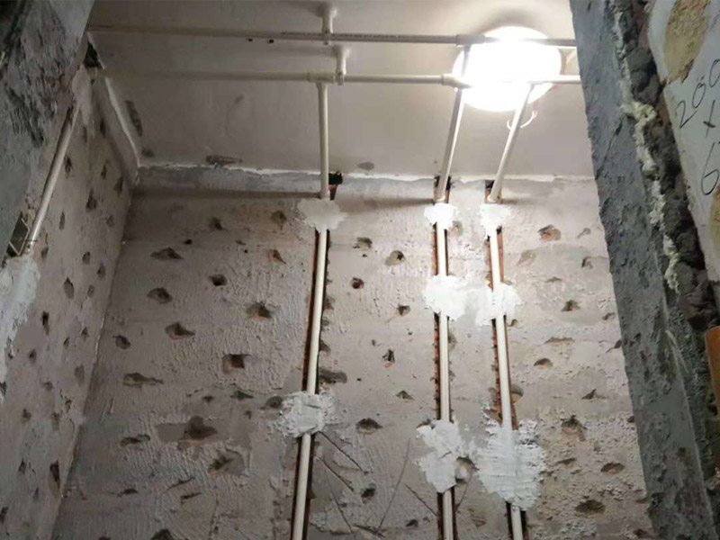 局部改水電維修：確定改造方案&mdash;&mdash;彈線開槽&mdash;&mdash;布管固定線盒&mdash;&mdash;穿線/焊接&mdash;&mdash;水電管加固&mdash;&mdash;進(jìn)行絕緣/打壓測試&mdash;&mdash;水電管槽回填&mdash;&mdash;水電節(jié)點(diǎn)驗(yàn)收。 水電布局到底是點(diǎn)對點(diǎn)，還是橫平豎直，得根據(jù)現(xiàn)場情況定。一般來說，線路比較少的時(shí)候，可以點(diǎn)對點(diǎn)；但線路多時(shí)，強(qiáng)行點(diǎn)對點(diǎn)會讓地面開滿了槽，如同蜘蛛網(wǎng)一般，進(jìn)而導(dǎo)致地面強(qiáng)度下降。高老莊的工做地面水電改造時(shí)，會盡可能讓電線點(diǎn)對點(diǎn)，節(jié)約業(yè)主的錢；水路橫平豎直，則是因?yàn)橐话闼返倪B接件都是直角連接，很少有斜角。在布置水電線路時(shí)，有個(gè)原則叫&ldquo;水走天，電走地，廚衛(wèi)走頂不走地，電在上，水在下&rdquo;。墻面盡量豎直開槽。承重墻禁止開斜槽、橫槽，輕體墻也盡量不要開橫槽，就算必需開，也不能超過30cm。在混凝土墻面上開槽時(shí)，不能鋸斷鋼筋，同樣需要鑿淺槽并裝好護(hù)套軟管。 一般情況下，一根管道里可以穿兩三根電線。如果再多，就要多加幾根管道。電線不能都擠在一根管里，還是要留出一些空間，讓人能比較順暢地拽得動(dòng)。這樣將來如有需要，就可以直接拽著電線以舊換新，不需要重新再開一遍槽了。