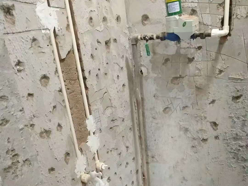 局部改水電維修：確定改造方案&mdash;&mdash;彈線開槽&mdash;&mdash;布管固定線盒&mdash;&mdash;穿線/焊接&mdash;&mdash;水電管加固&mdash;&mdash;進(jìn)行絕緣/打壓測試&mdash;&mdash;水電管槽回填&mdash;&mdash;水電節(jié)點(diǎn)驗(yàn)收。 水電布局到底是點(diǎn)對點(diǎn)，還是橫平豎直，得根據(jù)現(xiàn)場情況定。一般來說，線路比較少的時(shí)候，可以點(diǎn)對點(diǎn)；但線路多時(shí)，強(qiáng)行點(diǎn)對點(diǎn)會讓地面開滿了槽，如同蜘蛛網(wǎng)一般，進(jìn)而導(dǎo)致地面強(qiáng)度下降。高老莊的工做地面水電改造時(shí)，會盡可能讓電線點(diǎn)對點(diǎn)，節(jié)約業(yè)主的錢；水路橫平豎直，則是因?yàn)橐话闼返倪B接件都是直角連接，很少有斜角。在布置水電線路時(shí)，有個(gè)原則叫&ldquo;水走天，電走地，廚衛(wèi)走頂不走地，電在上，水在下&rdquo;。墻面盡量豎直開槽。承重墻禁止開斜槽、橫槽，輕體墻也盡量不要開橫槽，就算必需開，也不能超過30cm。在混凝土墻面上開槽時(shí)，不能鋸斷鋼筋，同樣需要鑿淺槽并裝好護(hù)套軟管。 一般情況下，一根管道里可以穿兩三根電線。如果再多，就要多加幾根管道。電線不能都擠在一根管里，還是要留出一些空間，讓人能比較順暢地拽得動(dòng)。這樣將來如有需要，就可以直接拽著電線以舊換新，不需要重新再開一遍槽了。