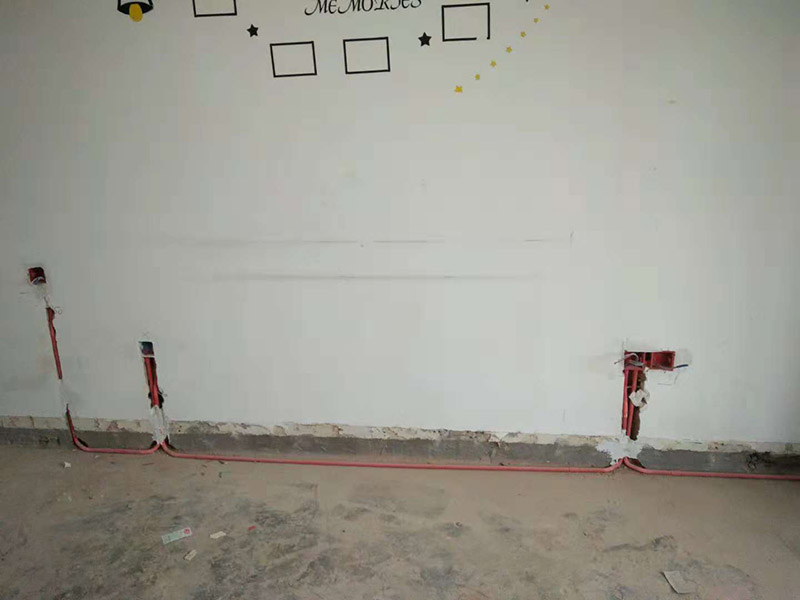 局部改水電維修：確定改造方案&mdash;&mdash;彈線開槽&mdash;&mdash;布管固定線盒&mdash;&mdash;穿線/焊接&mdash;&mdash;水電管加固&mdash;&mdash;進(jìn)行絕緣/打壓測試&mdash;&mdash;水電管槽回填&mdash;&mdash;水電節(jié)點(diǎn)驗(yàn)收。 水電布局到底是點(diǎn)對點(diǎn)，還是橫平豎直，得根據(jù)現(xiàn)場情況定。一般來說，線路比較少的時(shí)候，可以點(diǎn)對點(diǎn)；但線路多時(shí)，強(qiáng)行點(diǎn)對點(diǎn)會讓地面開滿了槽，如同蜘蛛網(wǎng)一般，進(jìn)而導(dǎo)致地面強(qiáng)度下降。高老莊的工做地面水電改造時(shí)，會盡可能讓電線點(diǎn)對點(diǎn)，節(jié)約業(yè)主的錢；水路橫平豎直，則是因?yàn)橐话闼返倪B接件都是直角連接，很少有斜角。在布置水電線路時(shí)，有個(gè)原則叫&ldquo;水走天，電走地，廚衛(wèi)走頂不走地，電在上，水在下&rdquo;。墻面盡量豎直開槽。承重墻禁止開斜槽、橫槽，輕體墻也盡量不要開橫槽，就算必需開，也不能超過30cm。在混凝土墻面上開槽時(shí)，不能鋸斷鋼筋，同樣需要鑿淺槽并裝好護(hù)套軟管。 一般情況下，一根管道里可以穿兩三根電線。如果再多，就要多加幾根管道。電線不能都擠在一根管里，還是要留出一些空間，讓人能比較順暢地拽得動(dòng)。這樣將來如有需要，就可以直接拽著電線以舊換新，不需要重新再開一遍槽了。