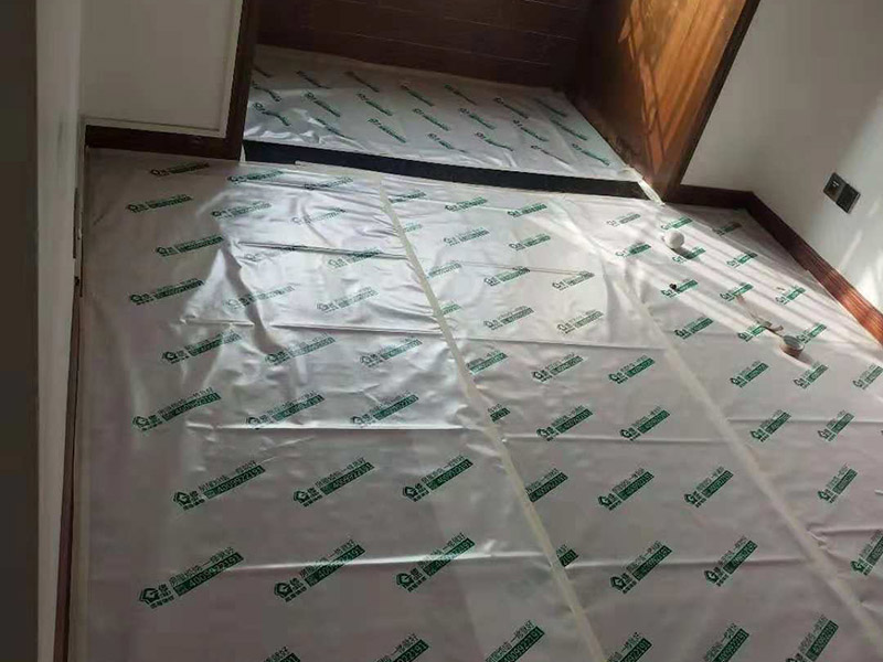 整體家具拆除維修：衣柜：首先，將部分比較簡(jiǎn)單直觀的部件進(jìn)行組裝，比如層板、柜門(mén)等。然后進(jìn)行柜類(lèi)的安裝，應(yīng)遵循從上到下，由里及外的順序，將整體的框架安裝固定好，再進(jìn)行局部的組裝。最后在進(jìn)部件組裝的過(guò)程中，記得用螺絲將銜接處進(jìn)行固定。 床: 1、一般，床類(lèi)家具是安裝內(nèi)架、床杠、床屏以及床尾的順序依次組裝的。 2、了解了床的安裝順序，就可以進(jìn)行組裝了。首先將升降腳釘進(jìn)行安裝，接著是床母。 3、其次，在床的排骨架上也需要安裝升降腳。