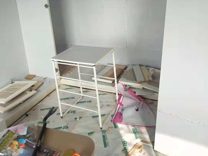 整體家具拆除維修：衣柜：首先，將部分比較簡(jiǎn)單直觀的部件進(jìn)行組裝，比如層板、柜門(mén)等。然后進(jìn)行柜類(lèi)的安裝，應(yīng)遵循從上到下，由里及外的順序，將整體的框架安裝固定好，再進(jìn)行局部的組裝。最后在進(jìn)部件組裝的過(guò)程中，記得用螺絲將銜接處進(jìn)行固定。 床: 1、一般，床類(lèi)家具是安裝內(nèi)架、床杠、床屏以及床尾的順序依次組裝的。 2、了解了床的安裝順序，就可以進(jìn)行組裝了。首先將升降腳釘進(jìn)行安裝，接著是床母。 3、其次，在床的排骨架上也需要安裝升降腳。