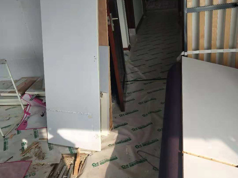 整體家具拆除維修：衣柜：首先，將部分比較簡(jiǎn)單直觀的部件進(jìn)行組裝，比如層板、柜門(mén)等。然后進(jìn)行柜類(lèi)的安裝，應(yīng)遵循從上到下，由里及外的順序，將整體的框架安裝固定好，再進(jìn)行局部的組裝。最后在進(jìn)部件組裝的過(guò)程中，記得用螺絲將銜接處進(jìn)行固定。 床: 1、一般，床類(lèi)家具是安裝內(nèi)架、床杠、床屏以及床尾的順序依次組裝的。 2、了解了床的安裝順序，就可以進(jìn)行組裝了。首先將升降腳釘進(jìn)行安裝，接著是床母。 3、其次，在床的排骨架上也需要安裝升降腳。