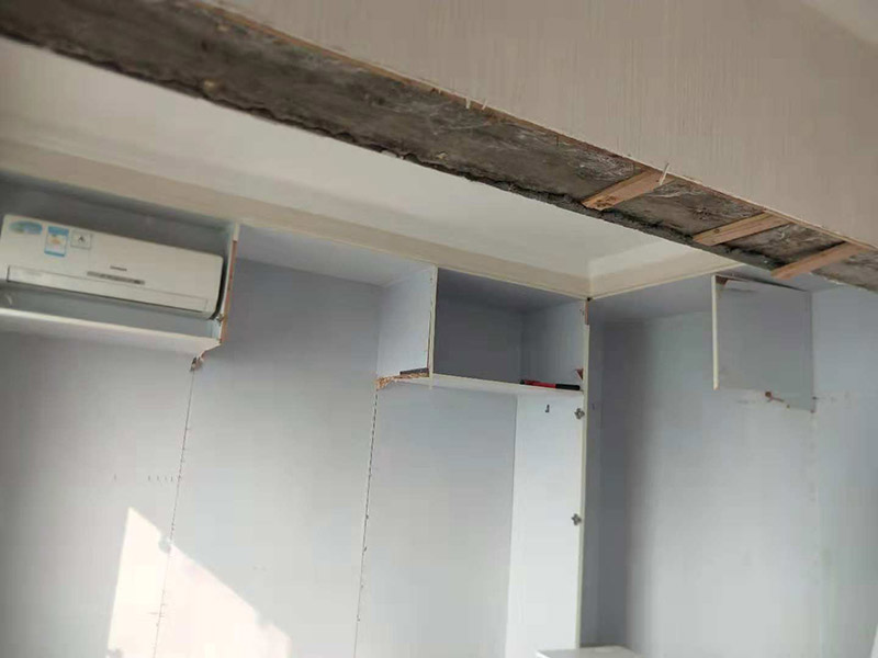 整體家具拆除維修：衣柜：首先，將部分比較簡(jiǎn)單直觀的部件進(jìn)行組裝，比如層板、柜門(mén)等。然后進(jìn)行柜類(lèi)的安裝，應(yīng)遵循從上到下，由里及外的順序，將整體的框架安裝固定好，再進(jìn)行局部的組裝。最后在進(jìn)部件組裝的過(guò)程中，記得用螺絲將銜接處進(jìn)行固定。 床: 1、一般，床類(lèi)家具是安裝內(nèi)架、床杠、床屏以及床尾的順序依次組裝的。 2、了解了床的安裝順序，就可以進(jìn)行組裝了。首先將升降腳釘進(jìn)行安裝，接著是床母。 3、其次，在床的排骨架上也需要安裝升降腳。