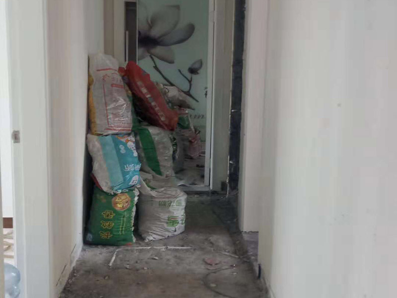 整體裝修拆除：主體拆改就是先改變空間格局框架，然后在搭建好的框架上做水電、吊頂?shù)软椖?。主要?nèi)容包括拆墻、砌墻、鏟墻皮、拆暖氣、換塑鋼窗等等。如果是二手房進(jìn)行主體拆改，那么還要做水電改造，空調(diào)移機(jī)之類的步驟，方便后期墻面涂刷。 1、設(shè)計圖紙。在進(jìn)行拆改之前先要設(shè)計好圖紙，根據(jù)業(yè)主的需求，將空間重新劃分。若是沒有圖紙的指導(dǎo)就直接拆改，萬一拆改錯了，那么就是費工又廢料。 2、原主體材料的留去。原有的裝修材料能用的就留下來，例如墻面處理時原來的膩子是防水膩子，就不用鏟了。 3、墻體拆改。按照裝修圖紙的指示進(jìn)行拆墻、砌新墻。 4、地面拆改要拆掉地皮，墻面裝修要拆掉暖氣，門窗也要更換。 5、清理垃圾。拆除工程會產(chǎn)生大量的垃圾，如不及時清理會耽誤拆除進(jìn)程。