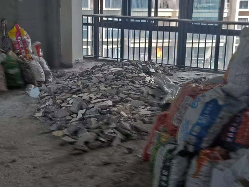 整體裝修拆除：主體拆改就是先改變空間格局框架，然后在搭建好的框架上做水電、吊頂?shù)软椖?。主要?nèi)容包括拆墻、砌墻、鏟墻皮、拆暖氣、換塑鋼窗等等。如果是二手房進(jìn)行主體拆改，那么還要做水電改造，空調(diào)移機(jī)之類的步驟，方便后期墻面涂刷。 1、設(shè)計圖紙。在進(jìn)行拆改之前先要設(shè)計好圖紙，根據(jù)業(yè)主的需求，將空間重新劃分。若是沒有圖紙的指導(dǎo)就直接拆改，萬一拆改錯了，那么就是費工又廢料。 2、原主體材料的留去。原有的裝修材料能用的就留下來，例如墻面處理時原來的膩子是防水膩子，就不用鏟了。 3、墻體拆改。按照裝修圖紙的指示進(jìn)行拆墻、砌新墻。 4、地面拆改要拆掉地皮，墻面裝修要拆掉暖氣，門窗也要更換。 5、清理垃圾。拆除工程會產(chǎn)生大量的垃圾，如不及時清理會耽誤拆除進(jìn)程。