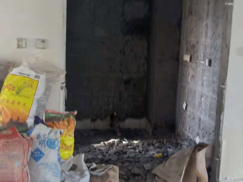 整體裝修拆除：主體拆改就是先改變空間格局框架，然后在搭建好的框架上做水電、吊頂?shù)软椖?。主要?nèi)容包括拆墻、砌墻、鏟墻皮、拆暖氣、換塑鋼窗等等。如果是二手房進(jìn)行主體拆改，那么還要做水電改造，空調(diào)移機(jī)之類的步驟，方便后期墻面涂刷。 1、設(shè)計圖紙。在進(jìn)行拆改之前先要設(shè)計好圖紙，根據(jù)業(yè)主的需求，將空間重新劃分。若是沒有圖紙的指導(dǎo)就直接拆改，萬一拆改錯了，那么就是費工又廢料。 2、原主體材料的留去。原有的裝修材料能用的就留下來，例如墻面處理時原來的膩子是防水膩子，就不用鏟了。 3、墻體拆改。按照裝修圖紙的指示進(jìn)行拆墻、砌新墻。 4、地面拆改要拆掉地皮，墻面裝修要拆掉暖氣，門窗也要更換。 5、清理垃圾。拆除工程會產(chǎn)生大量的垃圾，如不及時清理會耽誤拆除進(jìn)程。