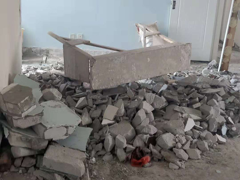 整體裝修拆除：主體拆改就是先改變空間格局框架，然后在搭建好的框架上做水電、吊頂?shù)软椖?。主要?nèi)容包括拆墻、砌墻、鏟墻皮、拆暖氣、換塑鋼窗等等。如果是二手房進(jìn)行主體拆改，那么還要做水電改造，空調(diào)移機(jī)之類的步驟，方便后期墻面涂刷。 1、設(shè)計圖紙。在進(jìn)行拆改之前先要設(shè)計好圖紙，根據(jù)業(yè)主的需求，將空間重新劃分。若是沒有圖紙的指導(dǎo)就直接拆改，萬一拆改錯了，那么就是費工又廢料。 2、原主體材料的留去。原有的裝修材料能用的就留下來，例如墻面處理時原來的膩子是防水膩子，就不用鏟了。 3、墻體拆改。按照裝修圖紙的指示進(jìn)行拆墻、砌新墻。 4、地面拆改要拆掉地皮，墻面裝修要拆掉暖氣，門窗也要更換。 5、清理垃圾。拆除工程會產(chǎn)生大量的垃圾，如不及時清理會耽誤拆除進(jìn)程。