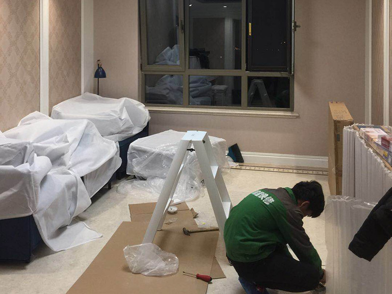 安裝燈具：1、燈具檢查 檢查燈具的安裝配件，看生產(chǎn)商的有關(guān)文件和技術(shù)是否齊全，看燈具的外觀是否有損壞，有無變形、金屬脫落、腐蝕等現(xiàn)象。 2、組裝燈具 將燈具部件連成一體，燈的穿線長度要適宜，對于多出的線頭應(yīng)搪錫，要注意區(qū)分火線和零線，將線路理順。 3、燈具安裝 燈具電源線要留足，然后剪去余線，剝出線頭，再用螺釘將燈座安裝在接線盒上。 4、通電試運行 安裝完成后，打開電源，檢測是否通電。