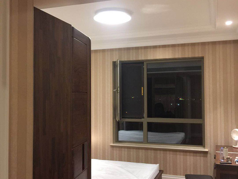 安裝燈具：1、燈具檢查 檢查燈具的安裝配件，看生產(chǎn)商的有關(guān)文件和技術(shù)是否齊全，看燈具的外觀是否有損壞，有無變形、金屬脫落、腐蝕等現(xiàn)象。 2、組裝燈具 將燈具部件連成一體，燈的穿線長度要適宜，對于多出的線頭應(yīng)搪錫，要注意區(qū)分火線和零線，將線路理順。 3、燈具安裝 燈具電源線要留足，然后剪去余線，剝出線頭，再用螺釘將燈座安裝在接線盒上。 4、通電試運行 安裝完成后，打開電源，檢測是否通電。