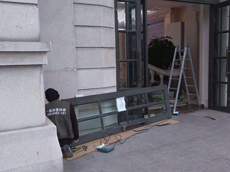 室外門維修：首先安裝門框，這個門檻是事先量好尺寸制作好的。把門框靠在門洞里，一般是安裝門扇的那邊靠墻。并使用沖擊鉆鉆孔，安裝2只膨脹螺絲。然后打安裝孔，使用膨脹螺絲穿過門框，在門框的后面適當?shù)募尤?個斜頭木楔，并使用卷尺量好同樣的寬度，通過調節(jié)斜頭木楔的長短達到合適的寬度。緊固好2只膨脹螺絲后就可以把門扇放入門框里，查看尺寸是否合適。并安裝門框上的合頁。把合頁對好位置，并使用鉚釘槍打入鉚釘，固定合頁，然后再在合頁上打第二個孔和安裝鉚釘。同樣的步驟安裝好門框下的合頁。完成2只合頁的安裝后就把門扇放入門框里，以合頁的安裝位置為基礎，移動門扇，達到最佳安裝位置。如果門扇短一些，就可以在門扇底部墊斜頭進行支墊。位置合適后使用記號筆做好合頁螺絲安裝孔位置。再使用手槍鉆鉆孔和使用鉚釘槍加入鉚釘。打開門查看移動是否靈活，再完成剩下的孔的鉚釘安裝。