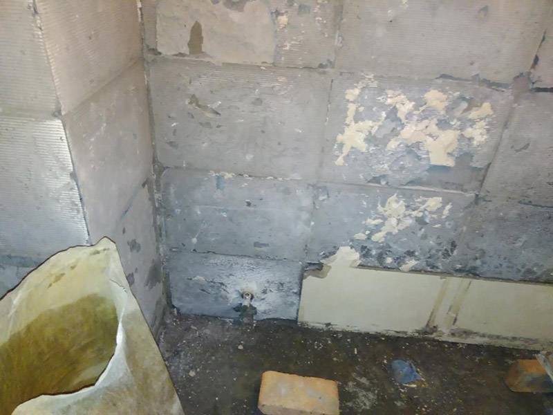 廁所拆除維修：洗浴用具可以在所有墻面敲磚前統(tǒng)一拆除，也可以與敲磚穿插進(jìn)行。在拆除洗浴用具時(shí)，需要事先與屋主溝通。如果洗浴用具需要保留使用，則拆卸時(shí)注意不能損壞洗浴用具。并不是所有洗浴用具都需要馬上拆卸。拆卸一般是從墻體的下方往上方敲，從瓷磚的邊緣往里面敲，還需要根據(jù)拆卸的位置選擇適當(dāng)?shù)那么u力度。敲磚是從墻體下方開始敲，從每塊瓷磚的邊緣開始敲。如果先敲上面的瓷磚，地面堆積的瓷磚較多，擋住下面的瓷磚，會(huì)不利于拆卸。在敲瓷磚的過程中，如果不是對(duì)地面瓷磚進(jìn)行清理，避免瓷磚過多堆積，就會(huì)減緩施工進(jìn)度甚至造成施工意外。